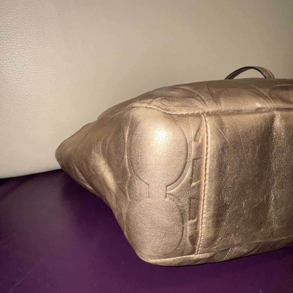 Coach East West Gallery tote bag in metallic gold embossed signature leather - Picture 6 of 10